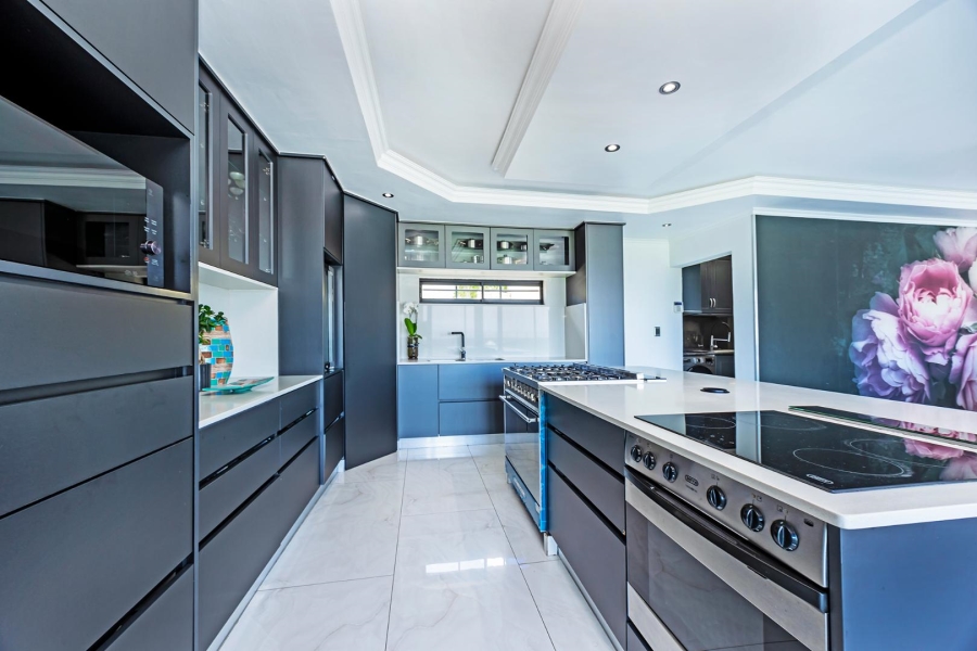 8 Bedroom Property for Sale in Plattekloof Western Cape